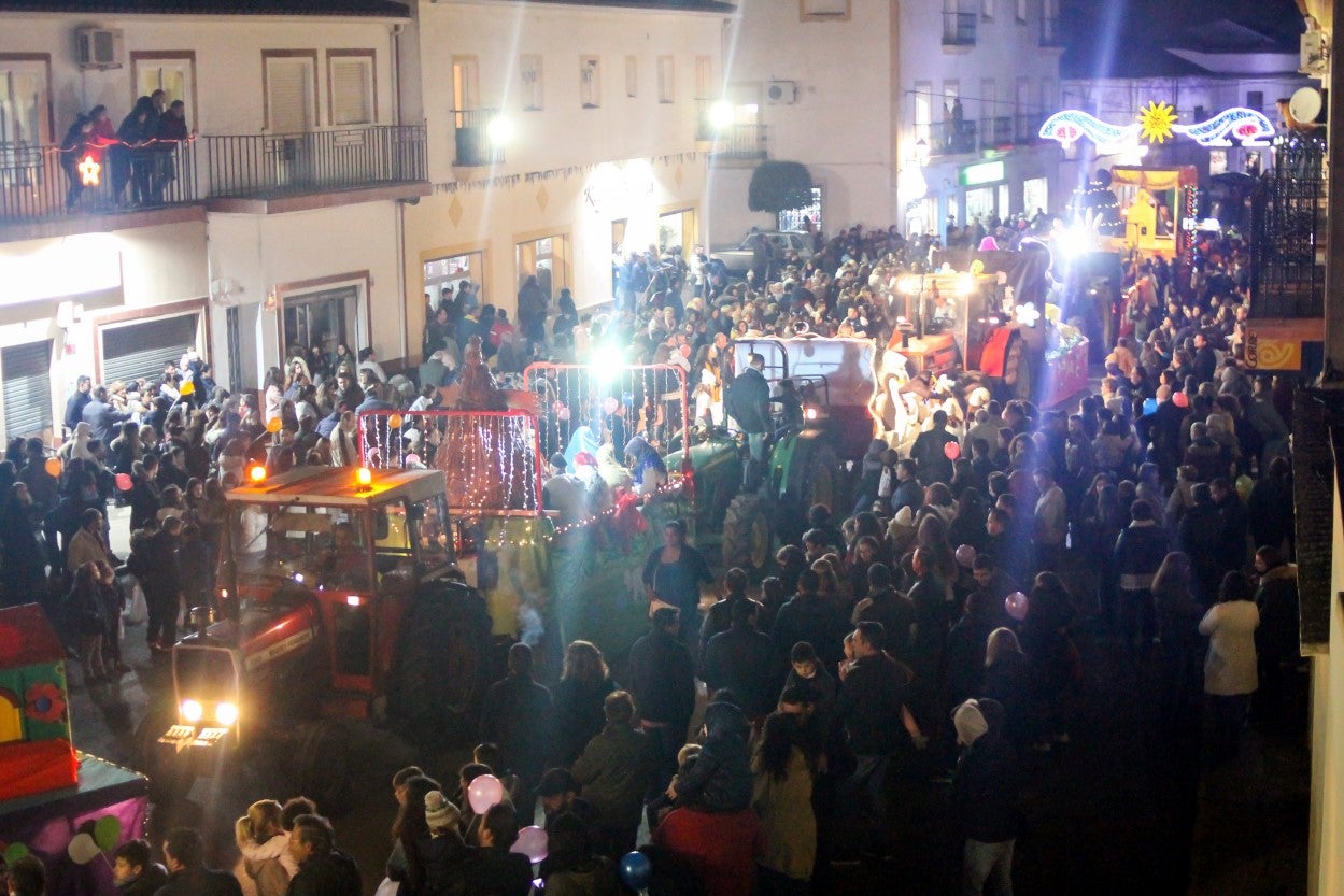 Algunas imágenes de la cabalgata de Los Reyes Magos de Oriente en Valverde de Leganés (05-01-2019)