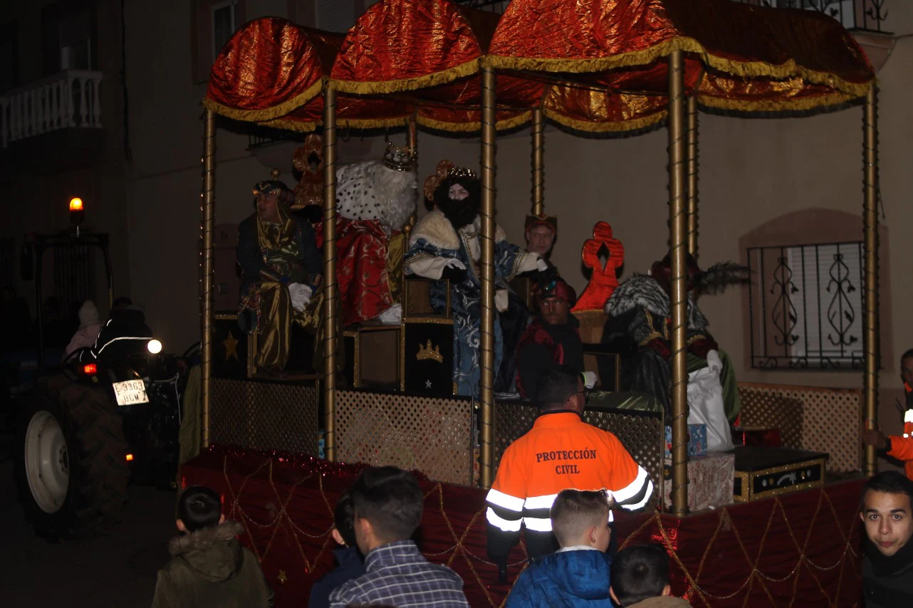 Algunas imágenes de la cabalgata de Los Reyes Magos de Oriente en Valverde de Leganés (05-01-2019)