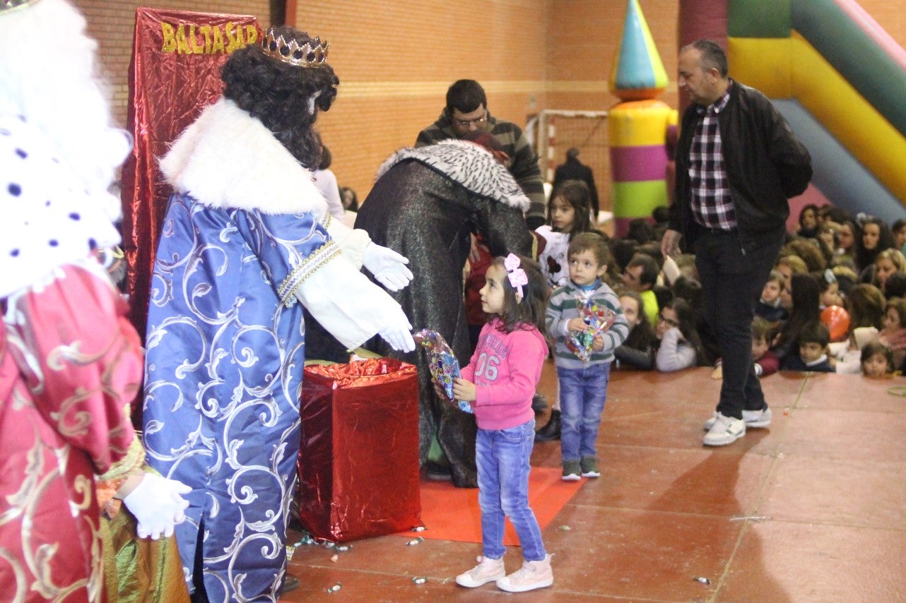 Algunas imágenes de la cabalgata de Los Reyes Magos de Oriente en Valverde de Leganés (05-01-2019)