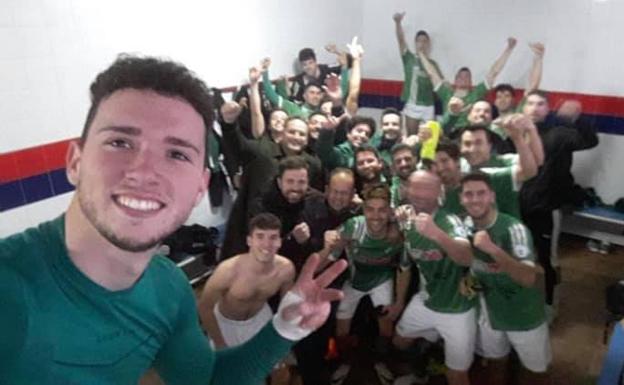 Foto de celebración en el vestuario tras la merecida victoria