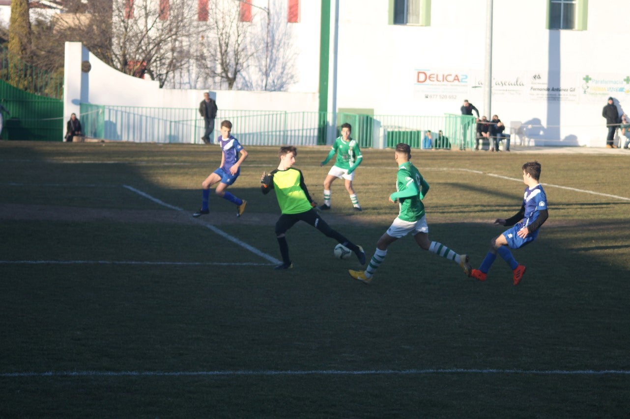 Imágenes del encuentro de juveniles de la doceava jornada de liga disputado en el Municipal de San Roque y que acabó 6-3 (12-01-2019)