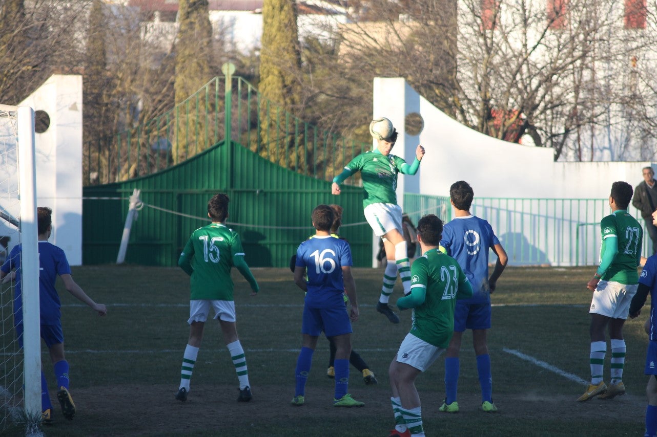 Imágenes del encuentro de juveniles de la doceava jornada de liga disputado en el Municipal de San Roque y que acabó 6-3 (12-01-2019)