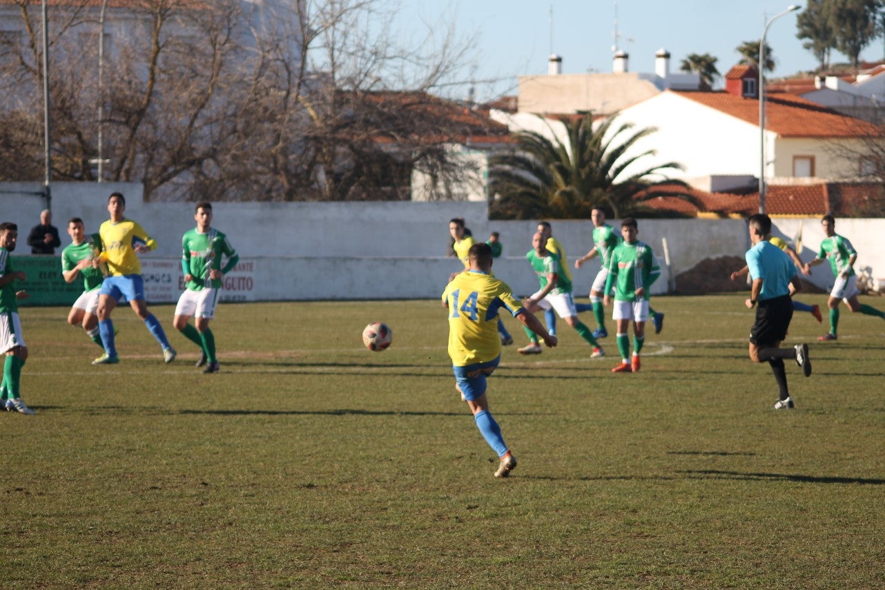 Imágenes del encuentro de la vigesimotercera jornada de liga de Tercera División, disputado en el Municipal de San Roque y que terminó 6-2 (03-02-2019)