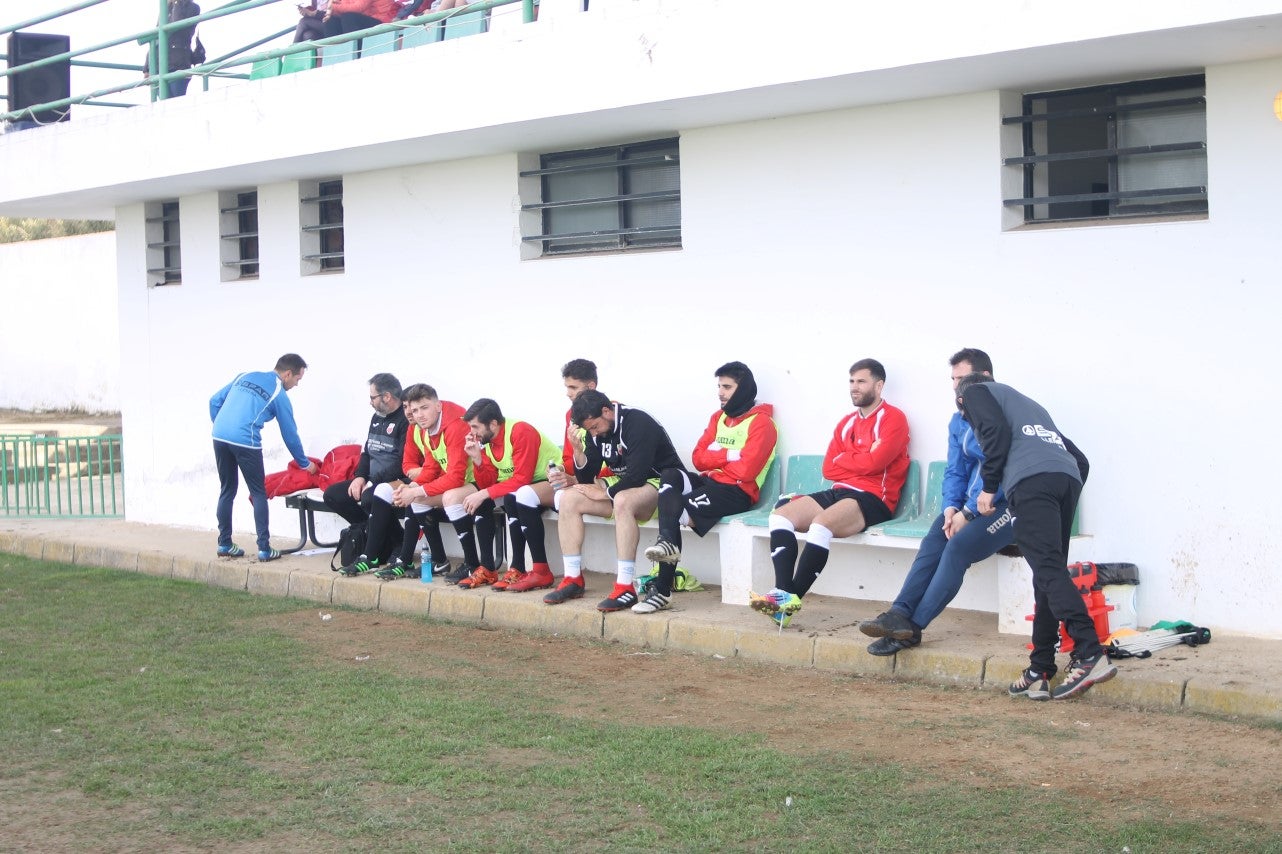 Imágenes del encuentro de la vigesimoquinta jornada de liga de Tercera División, disputado en el Municipal de San Roque, y que finalizó por 2-1 (17-02-2019)