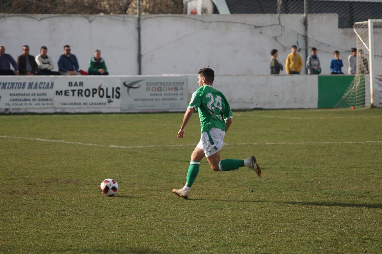 Imágenes del encuentro de la vigesimoquinta jornada de liga de Tercera División, disputado en el Municipal de San Roque, y que finalizó por 2-1 (17-02-2019)