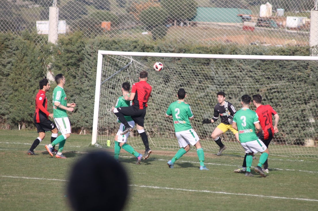 Imágenes del encuentro de la vigesimoquinta jornada de liga de Tercera División, disputado en el Municipal de San Roque, y que finalizó por 2-1 (17-02-2019)