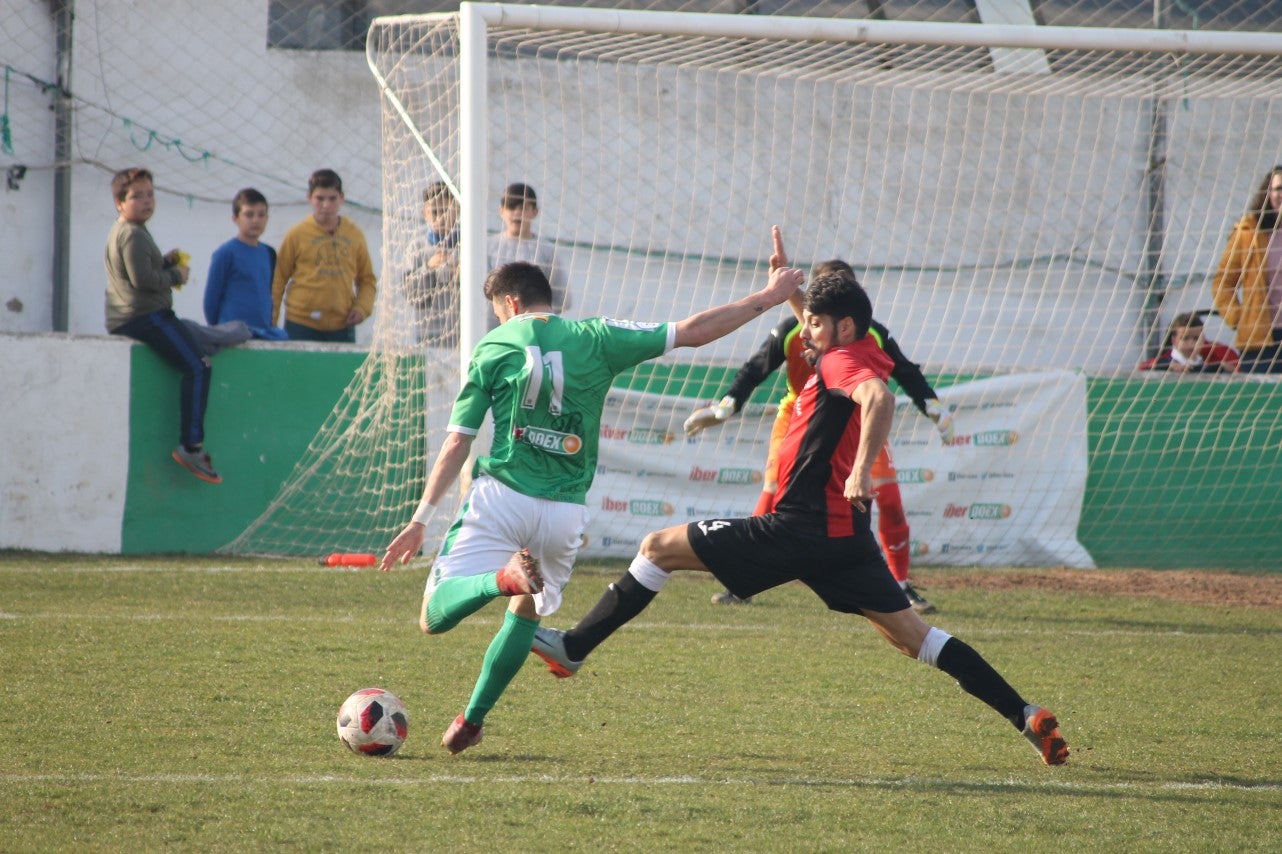 Imágenes del encuentro de la vigesimoquinta jornada de liga de Tercera División, disputado en el Municipal de San Roque, y que finalizó por 2-1 (17-02-2019)