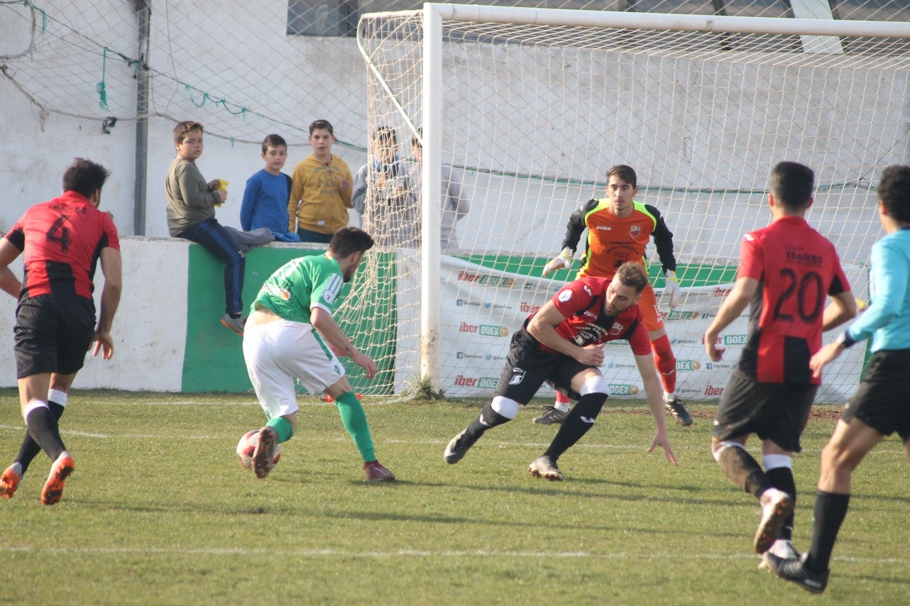 Imágenes del encuentro de la vigesimoquinta jornada de liga de Tercera División, disputado en el Municipal de San Roque, y que finalizó por 2-1 (17-02-2019)
