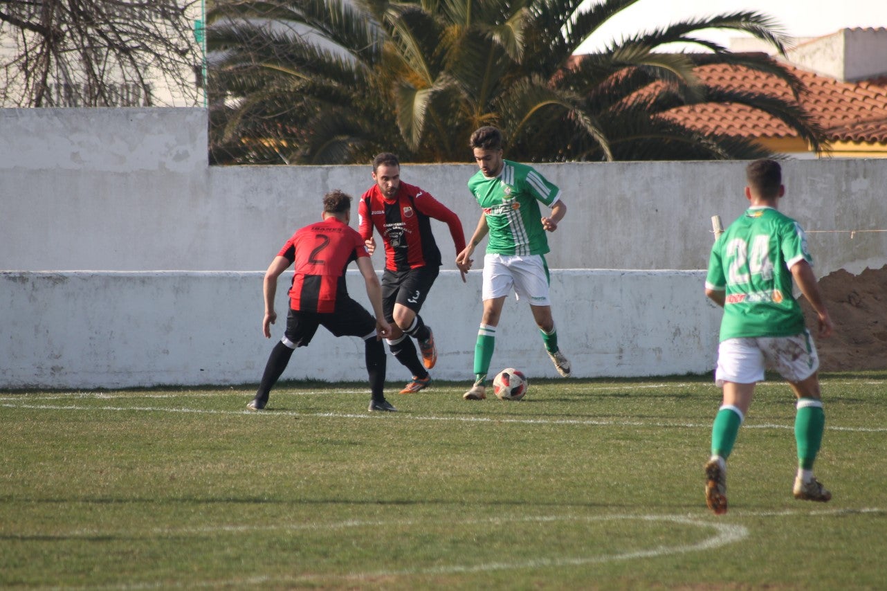 Imágenes del encuentro de la vigesimoquinta jornada de liga de Tercera División, disputado en el Municipal de San Roque, y que finalizó por 2-1 (17-02-2019)