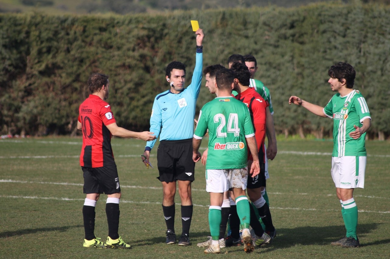 Imágenes del encuentro de la vigesimoquinta jornada de liga de Tercera División, disputado en el Municipal de San Roque, y que finalizó por 2-1 (17-02-2019)