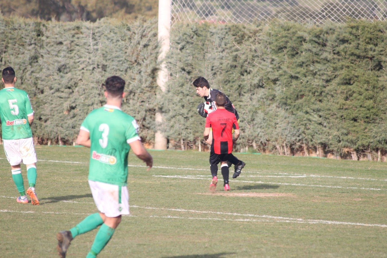 Imágenes del encuentro de la vigesimoquinta jornada de liga de Tercera División, disputado en el Municipal de San Roque, y que finalizó por 2-1 (17-02-2019)