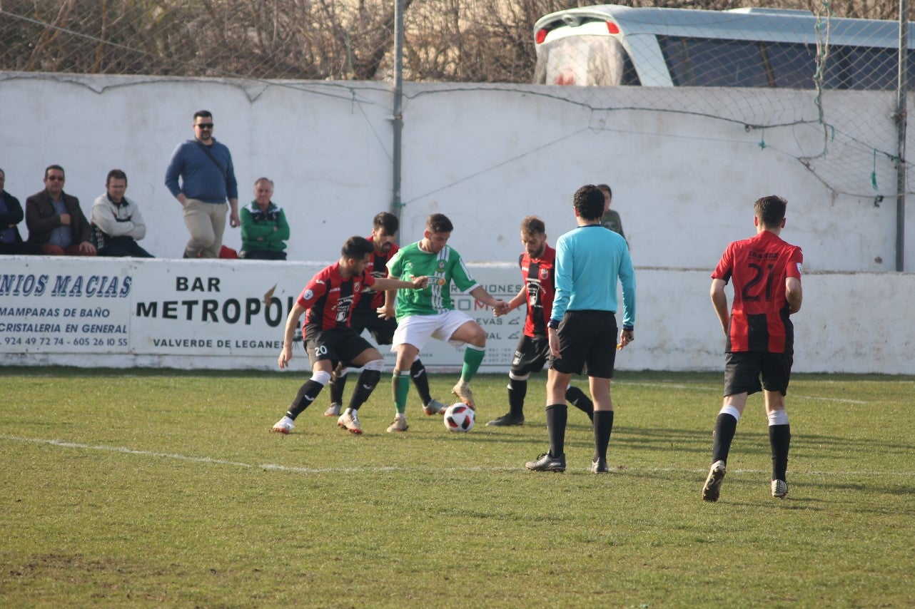 Imágenes del encuentro de la vigesimoquinta jornada de liga de Tercera División, disputado en el Municipal de San Roque, y que finalizó por 2-1 (17-02-2019)