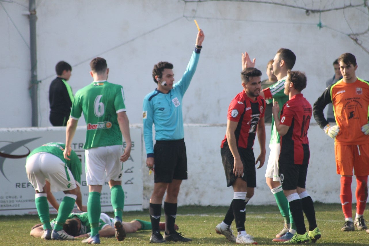 Imágenes del encuentro de la vigesimoquinta jornada de liga de Tercera División, disputado en el Municipal de San Roque, y que finalizó por 2-1 (17-02-2019)