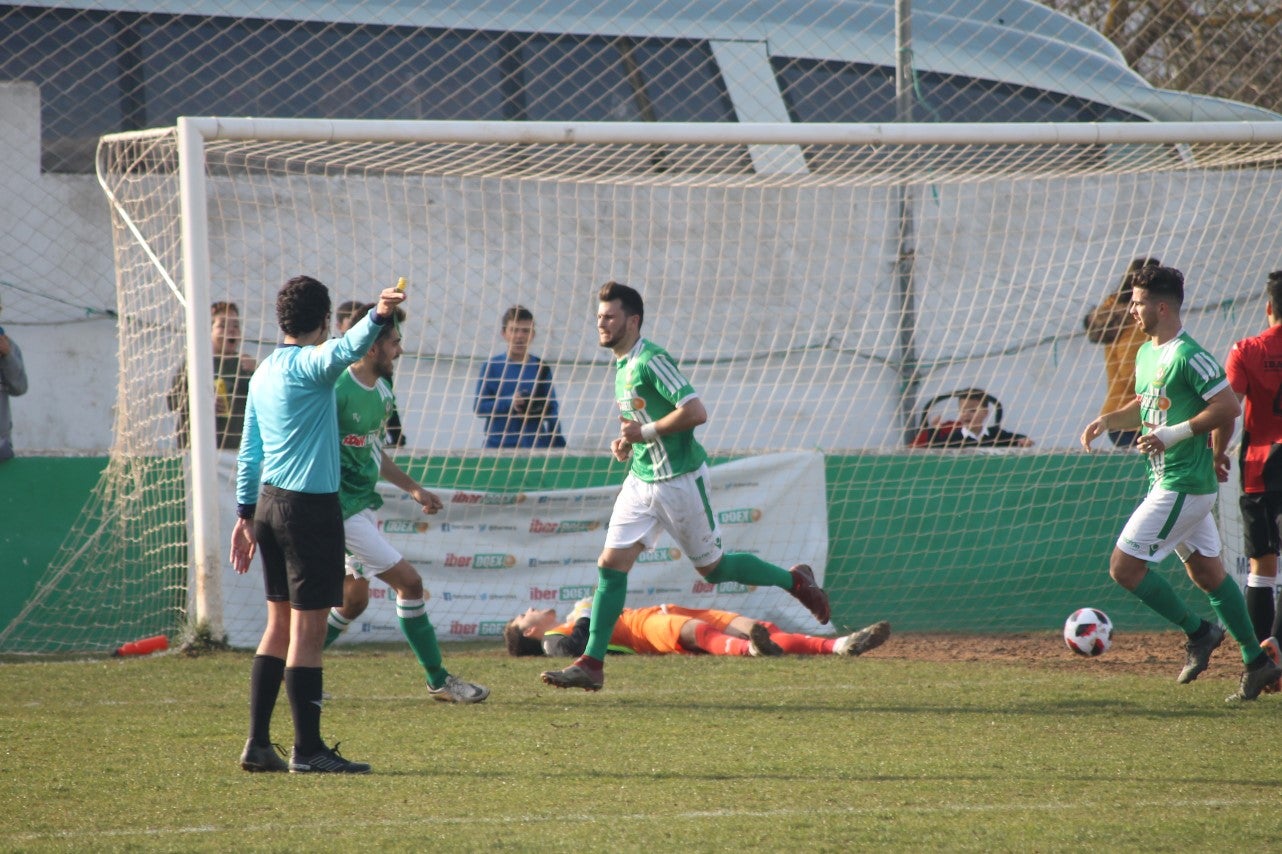 Imágenes del encuentro de la vigesimoquinta jornada de liga de Tercera División, disputado en el Municipal de San Roque, y que finalizó por 2-1 (17-02-2019)