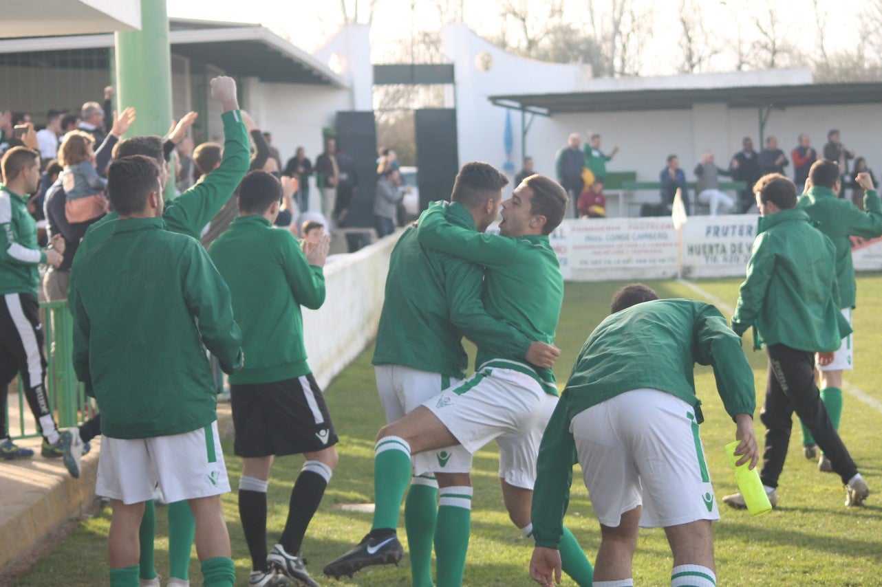 Imágenes del encuentro de la vigesimoquinta jornada de liga de Tercera División, disputado en el Municipal de San Roque, y que finalizó por 2-1 (17-02-2019)