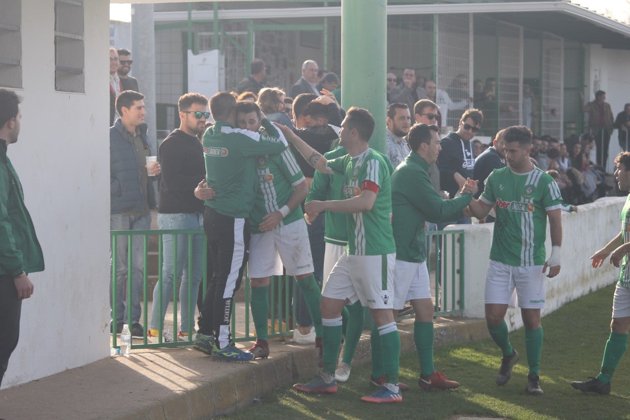 Imágenes del encuentro de la vigesimoquinta jornada de liga de Tercera División, disputado en el Municipal de San Roque, y que finalizó por 2-1 (17-02-2019)