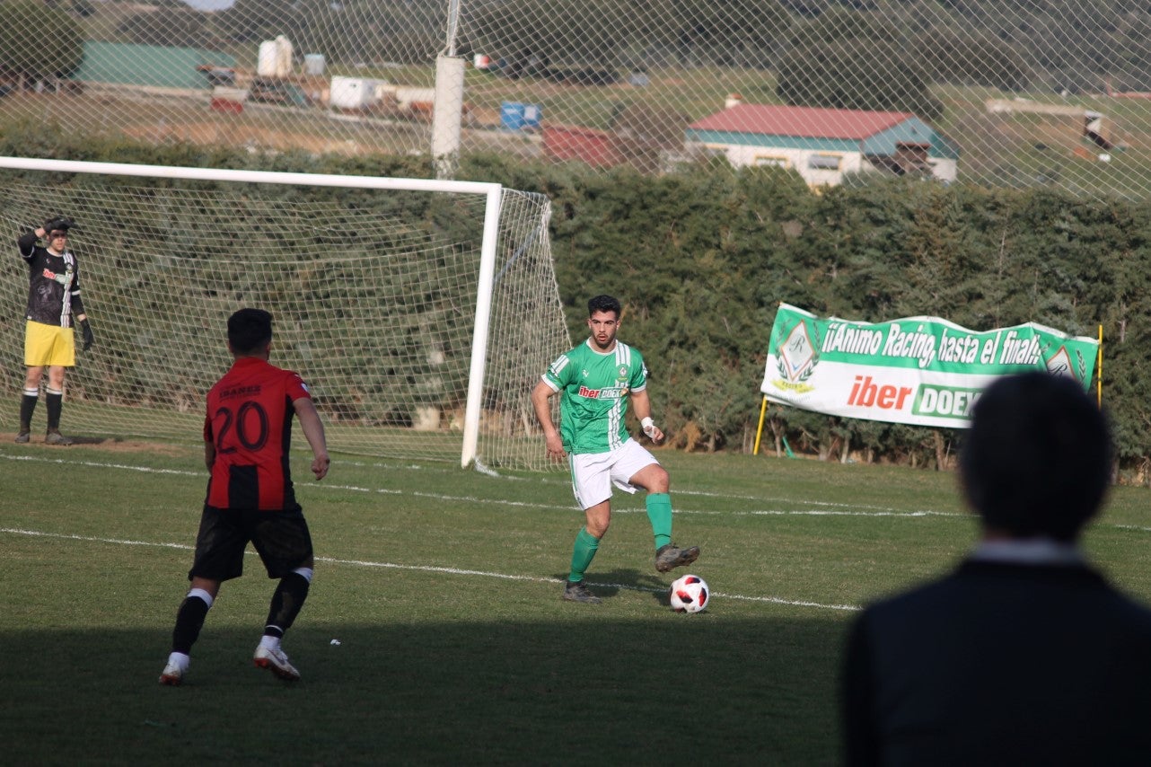 Imágenes del encuentro de la vigesimoquinta jornada de liga de Tercera División, disputado en el Municipal de San Roque, y que finalizó por 2-1 (17-02-2019)