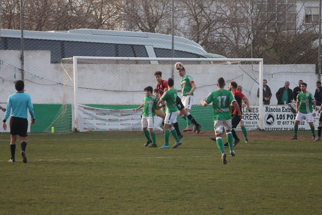 Imágenes del encuentro de la vigesimoquinta jornada de liga de Tercera División, disputado en el Municipal de San Roque, y que finalizó por 2-1 (17-02-2019)