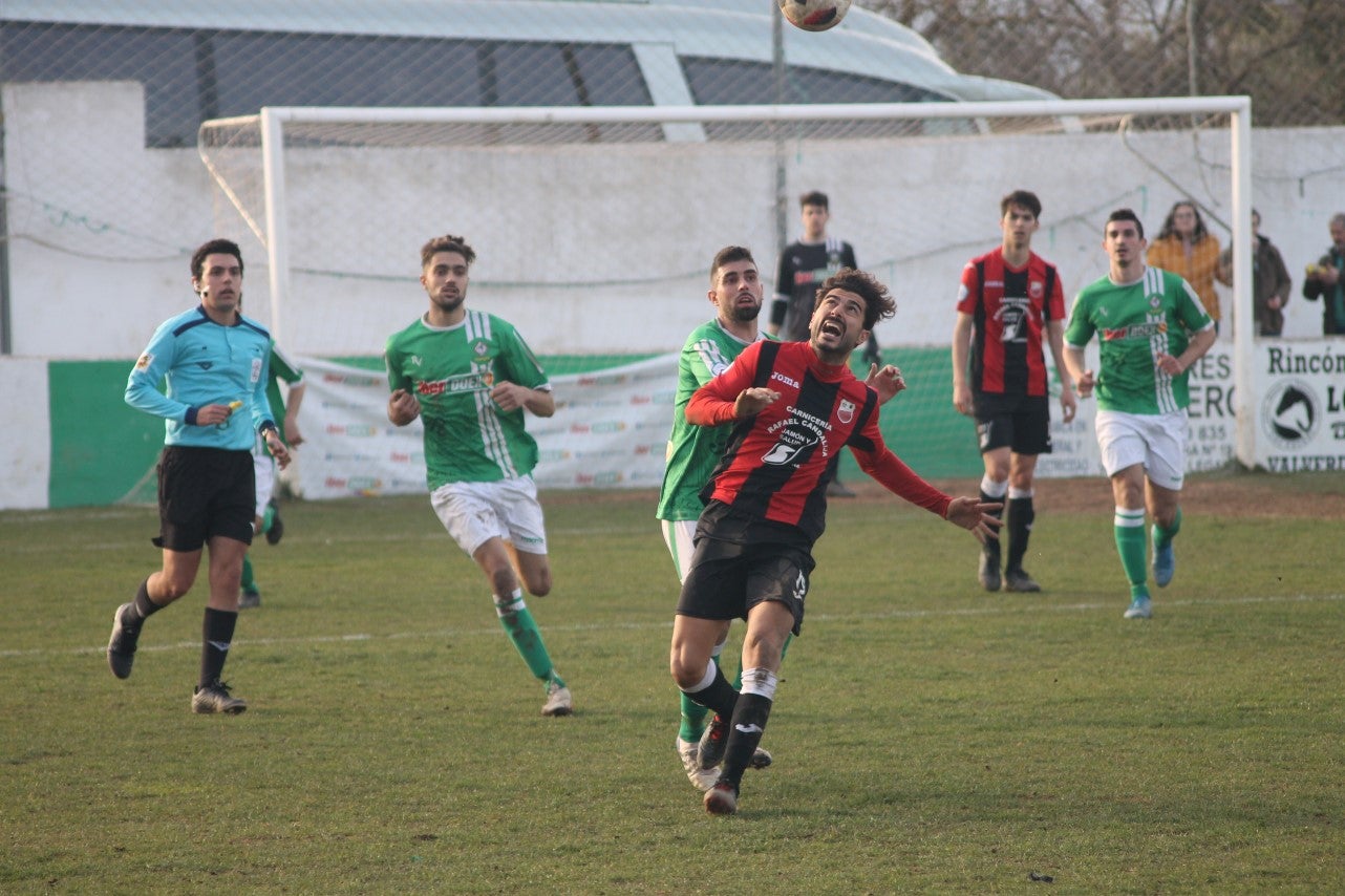 Imágenes del encuentro de la vigesimoquinta jornada de liga de Tercera División, disputado en el Municipal de San Roque, y que finalizó por 2-1 (17-02-2019)