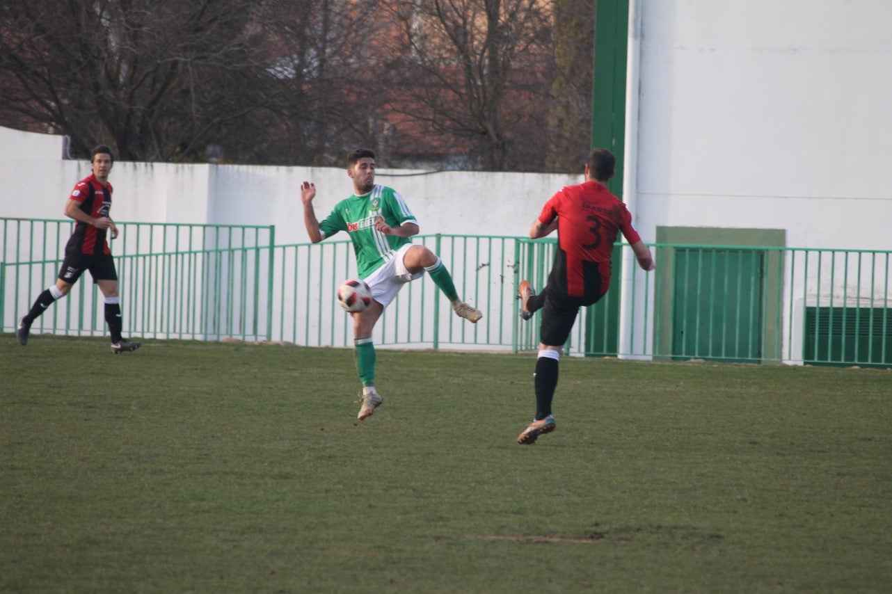 Imágenes del encuentro de la vigesimoquinta jornada de liga de Tercera División, disputado en el Municipal de San Roque, y que finalizó por 2-1 (17-02-2019)