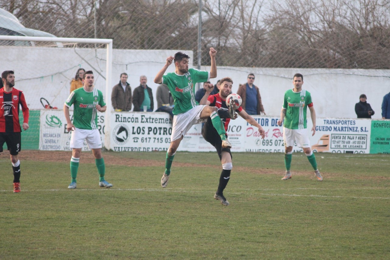 Imágenes del encuentro de la vigesimoquinta jornada de liga de Tercera División, disputado en el Municipal de San Roque, y que finalizó por 2-1 (17-02-2019)