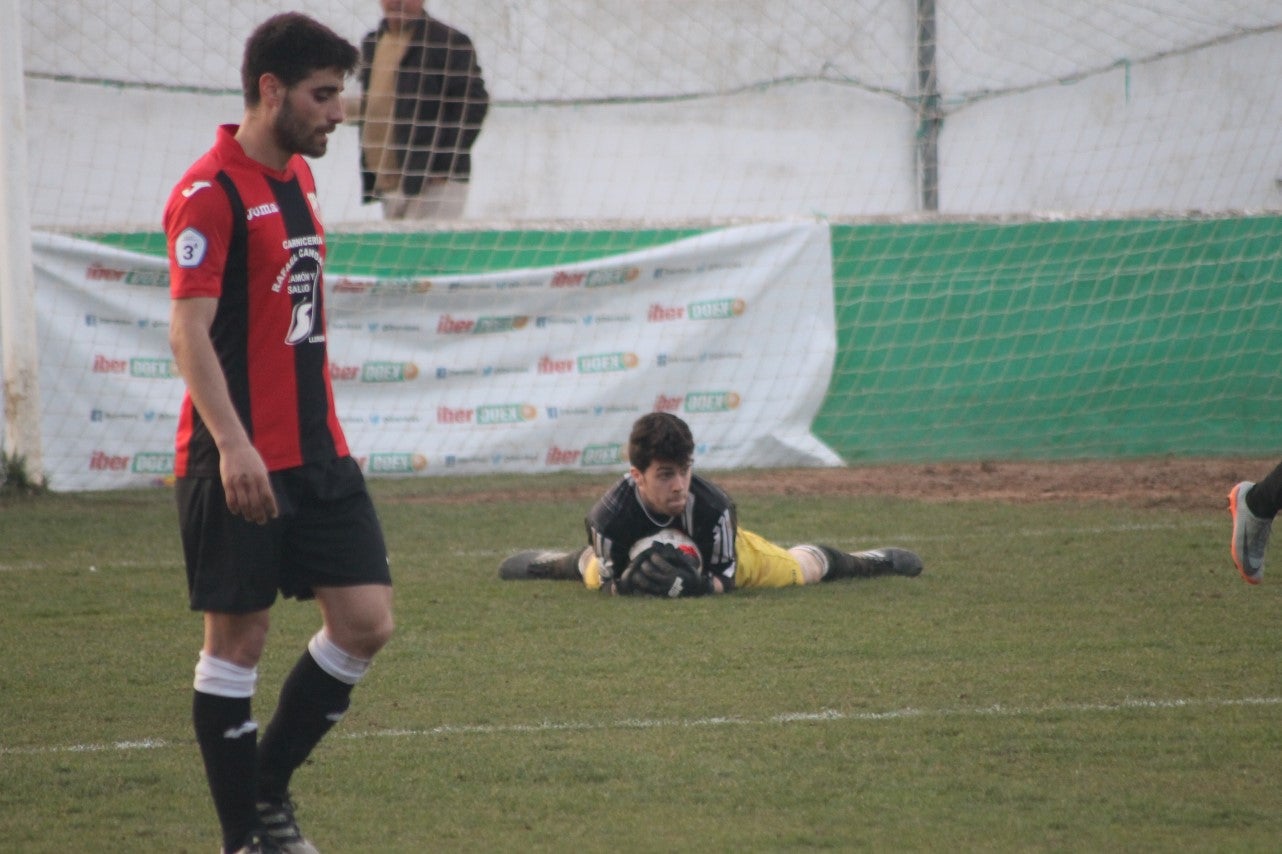 Imágenes del encuentro de la vigesimoquinta jornada de liga de Tercera División, disputado en el Municipal de San Roque, y que finalizó por 2-1 (17-02-2019)