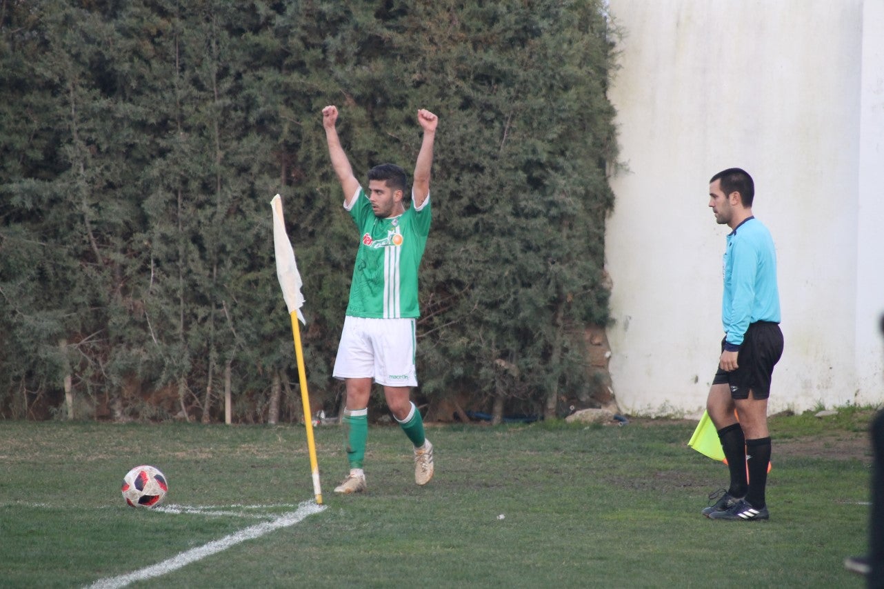 Imágenes del encuentro de la vigesimoquinta jornada de liga de Tercera División, disputado en el Municipal de San Roque, y que finalizó por 2-1 (17-02-2019)