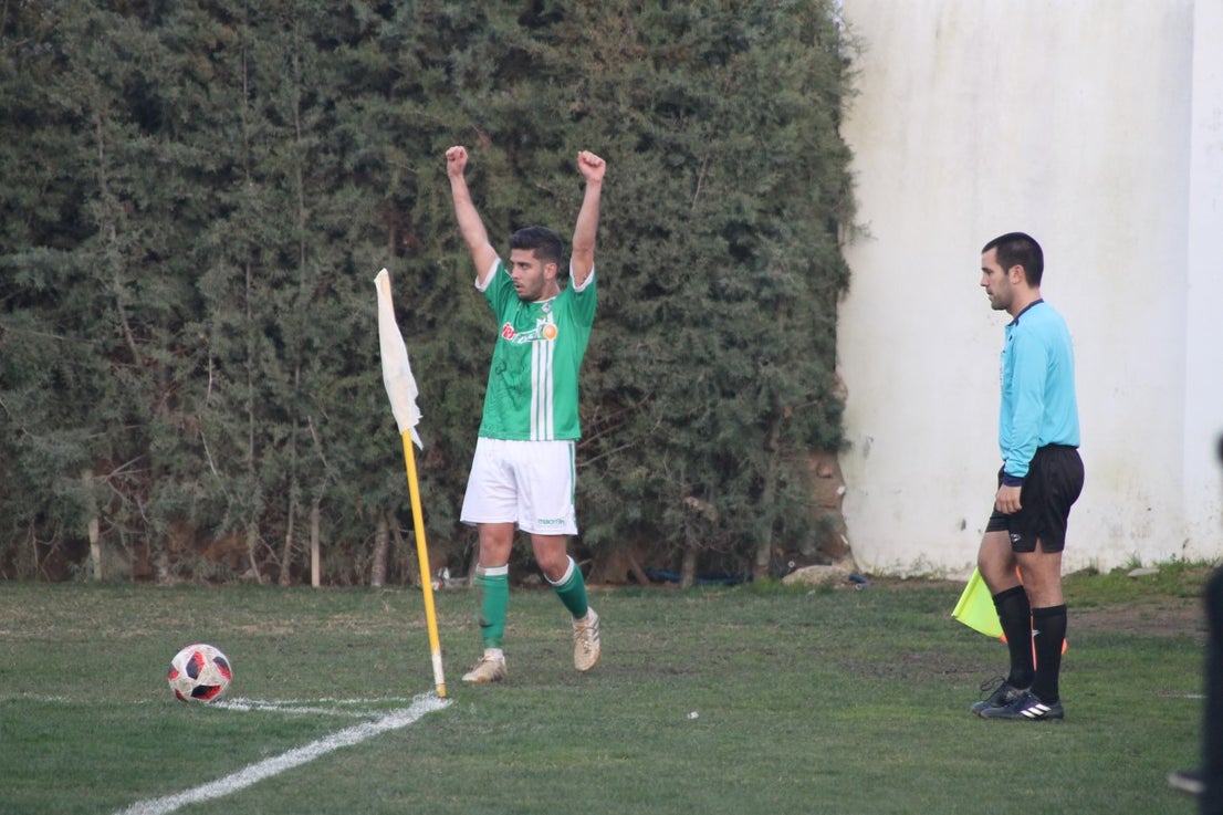 Imágenes del encuentro de la vigesimoquinta jornada de liga de Tercera División, disputado en el Municipal de San Roque, y que finalizó por 2-1 (17-02-2019)