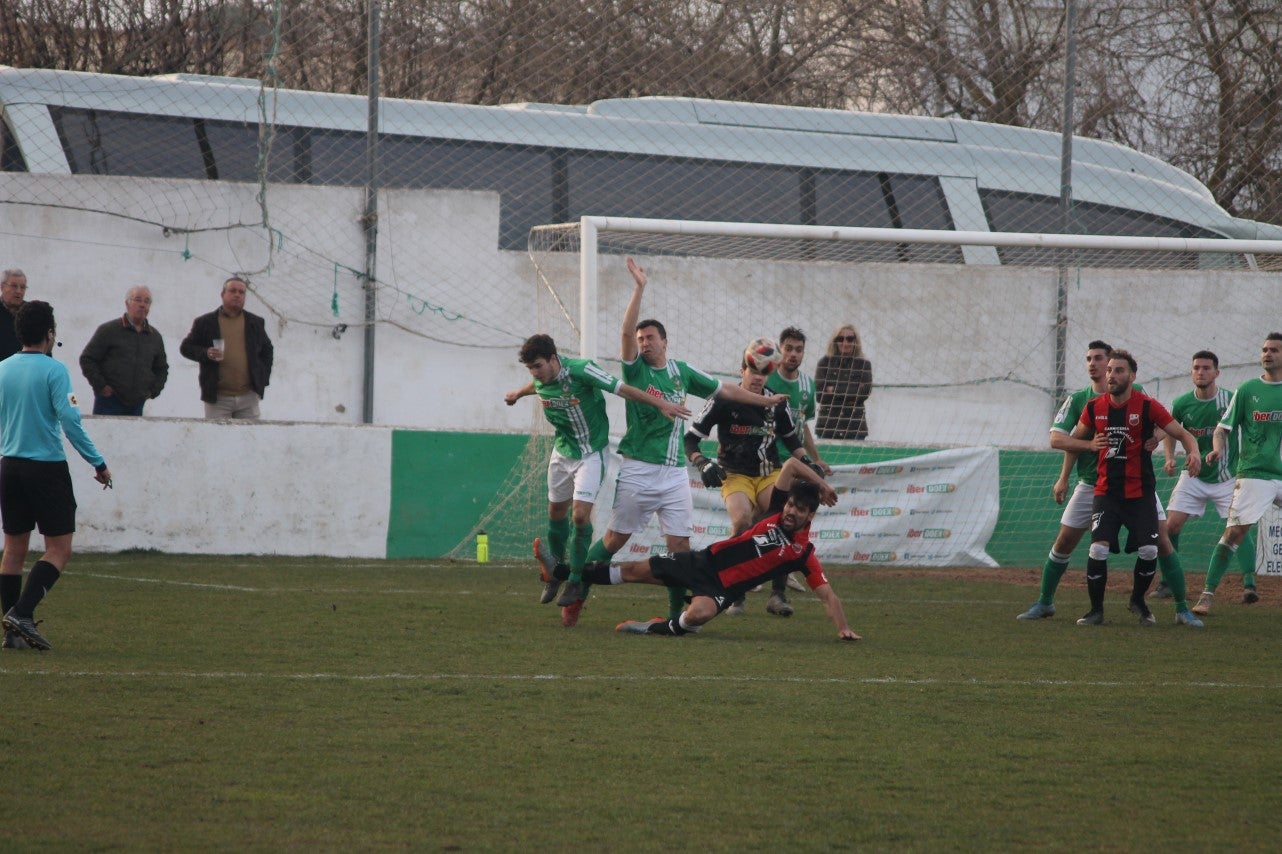 Imágenes del encuentro de la vigesimoquinta jornada de liga de Tercera División, disputado en el Municipal de San Roque, y que finalizó por 2-1 (17-02-2019)
