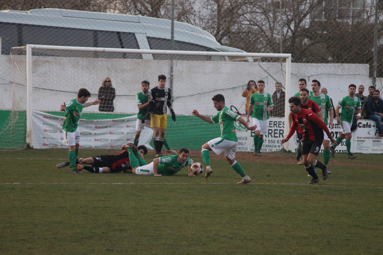 Imágenes del encuentro de la vigesimoquinta jornada de liga de Tercera División, disputado en el Municipal de San Roque, y que finalizó por 2-1 (17-02-2019)