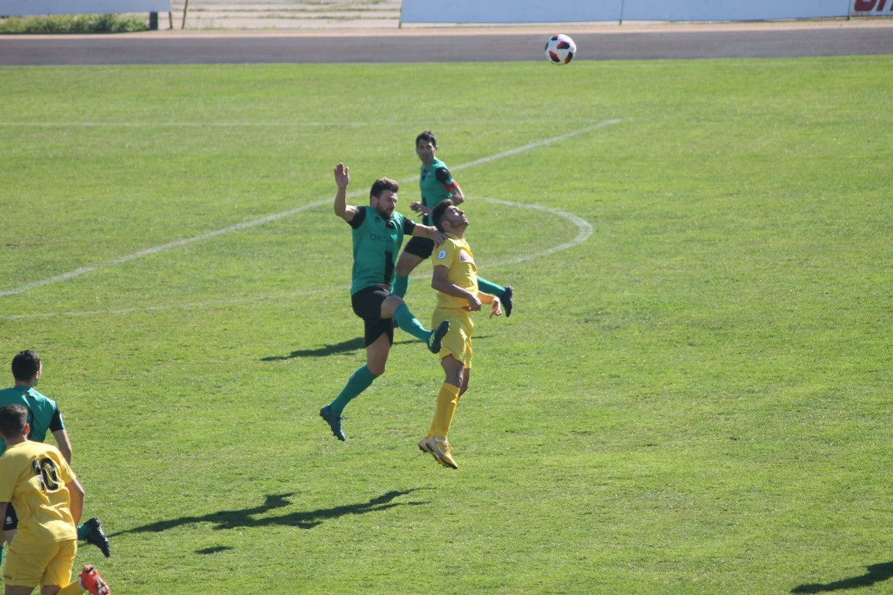 Imágenes del encuentro de la vigesimosexta joranda de liga de Tercera División, disputado en Jerez de los Caballeros y que acabó (24-22-2019)