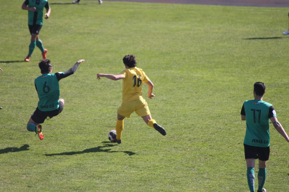 Imágenes del encuentro de la vigesimosexta joranda de liga de Tercera División, disputado en Jerez de los Caballeros y que acabó (24-22-2019)