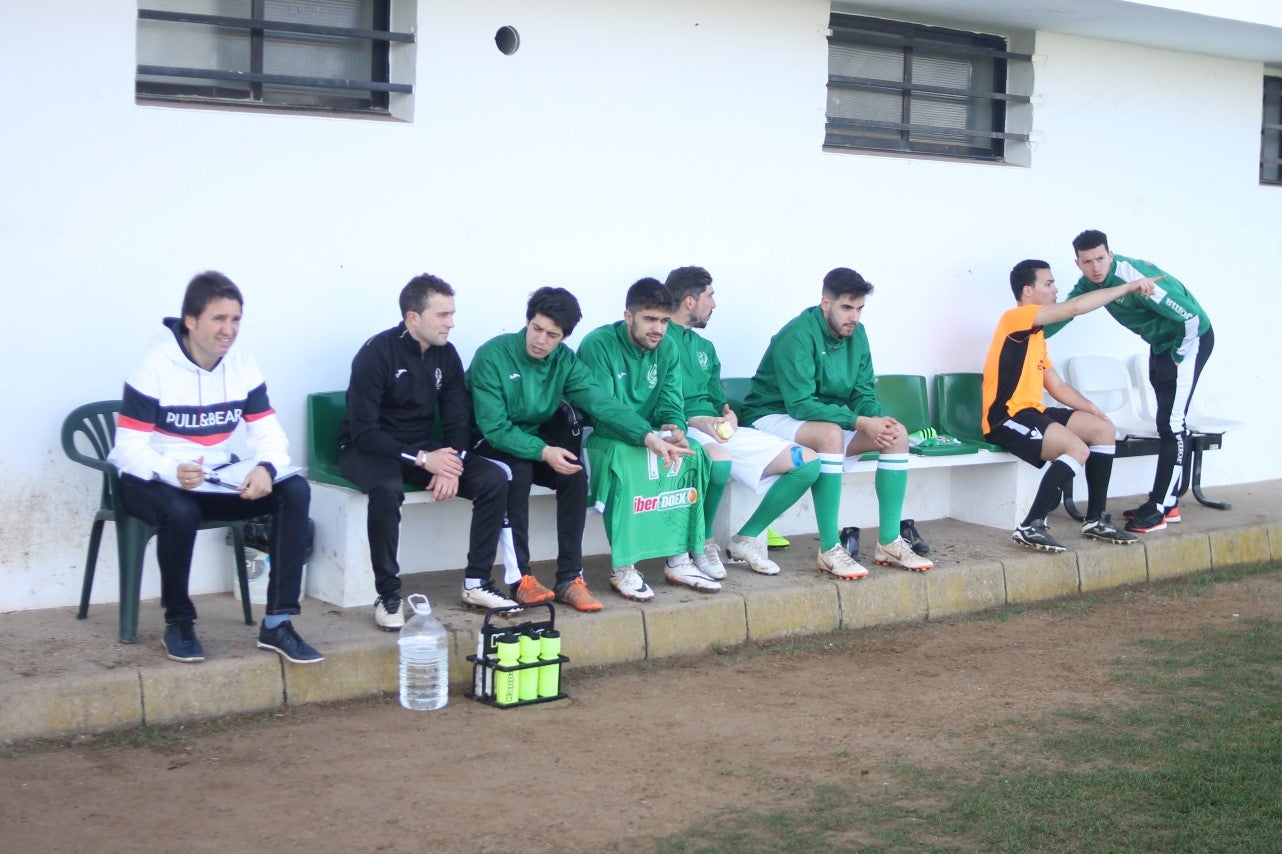 Imágenes del encuentro correspondiente a la vigesimoséptima jornada de liga de Tercera División disputado en el Municipal de San Roque, que acabó 3-2 (03-03-2019)