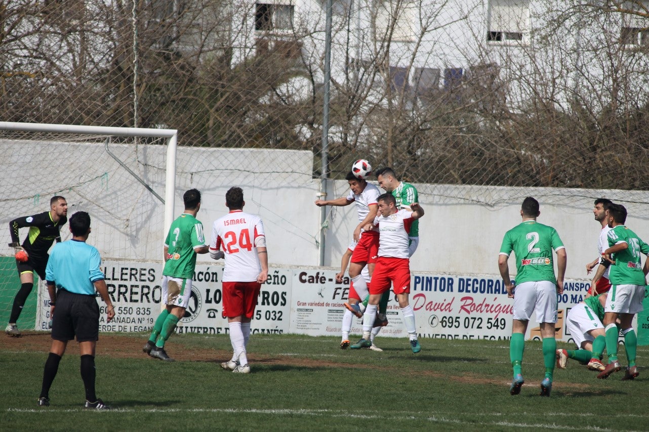 Imágenes del encuentro correspondiente a la vigesimoséptima jornada de liga de Tercera División disputado en el Municipal de San Roque, que acabó 3-2 (03-03-2019)
