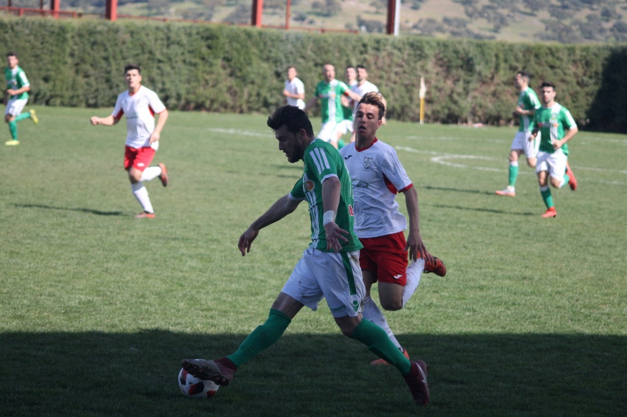 Imágenes del encuentro correspondiente a la vigesimoséptima jornada de liga de Tercera División disputado en el Municipal de San Roque, que acabó 3-2 (03-03-2019)
