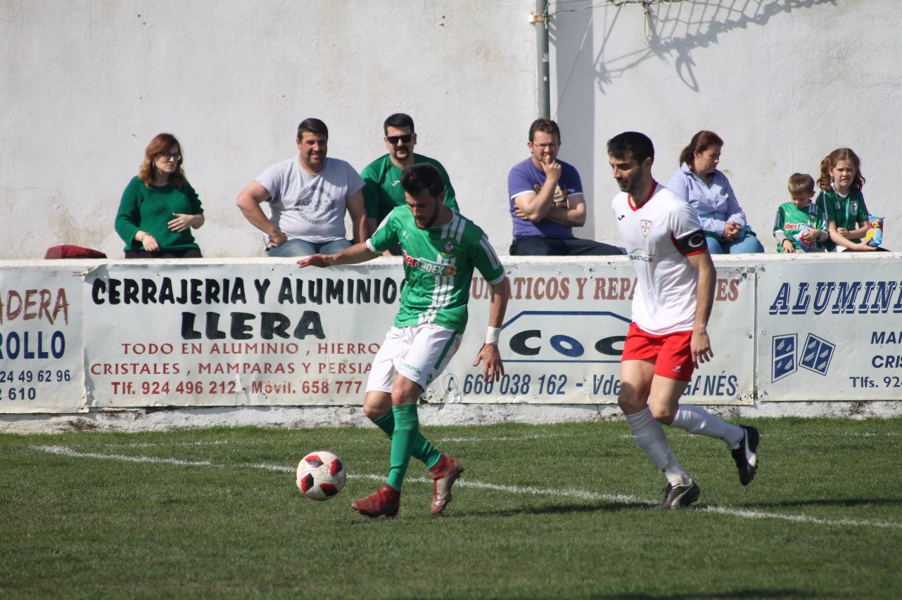Imágenes del encuentro correspondiente a la vigesimoséptima jornada de liga de Tercera División disputado en el Municipal de San Roque, que acabó 3-2 (03-03-2019)