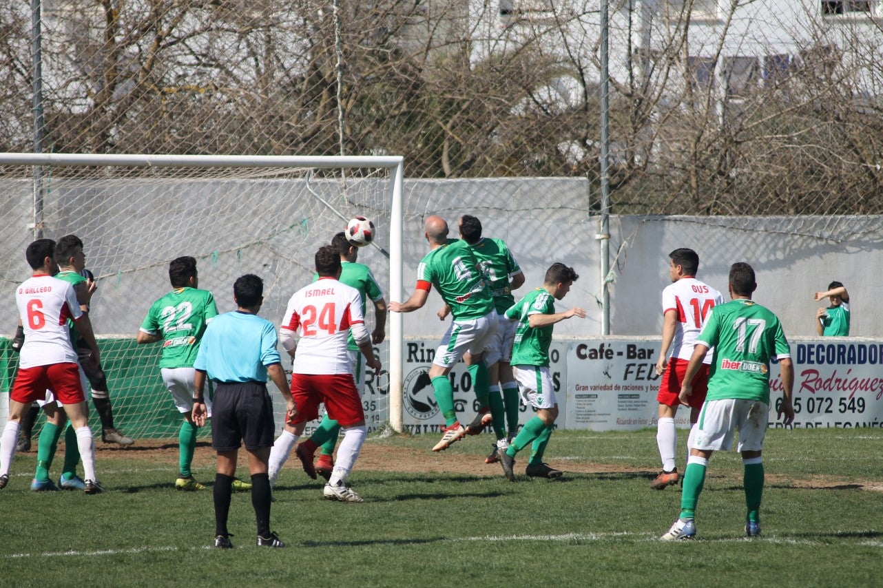 Imágenes del encuentro correspondiente a la vigesimoséptima jornada de liga de Tercera División disputado en el Municipal de San Roque, que acabó 3-2 (03-03-2019)