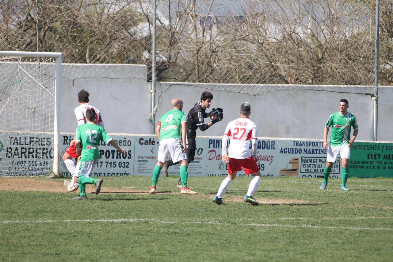Imágenes del encuentro correspondiente a la vigesimoséptima jornada de liga de Tercera División disputado en el Municipal de San Roque, que acabó 3-2 (03-03-2019)