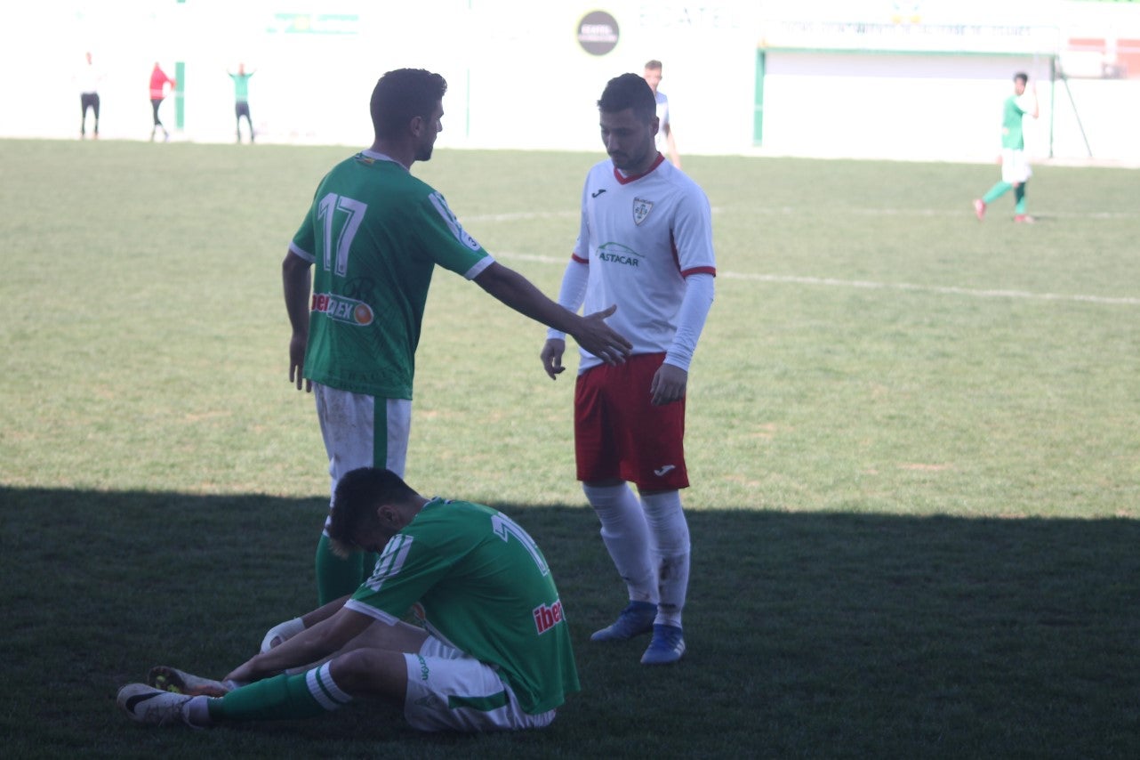 Imágenes del encuentro correspondiente a la vigesimoséptima jornada de liga de Tercera División disputado en el Municipal de San Roque, que acabó 3-2 (03-03-2019)