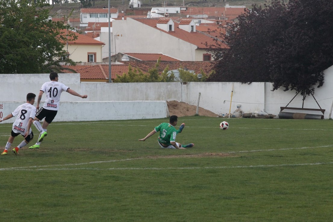 Imágenes del encuentro de la trigesimoprimera jornada de Tercera División disputado en el Municipal de San roque y que acabó con 1-2 (31-03-2019)