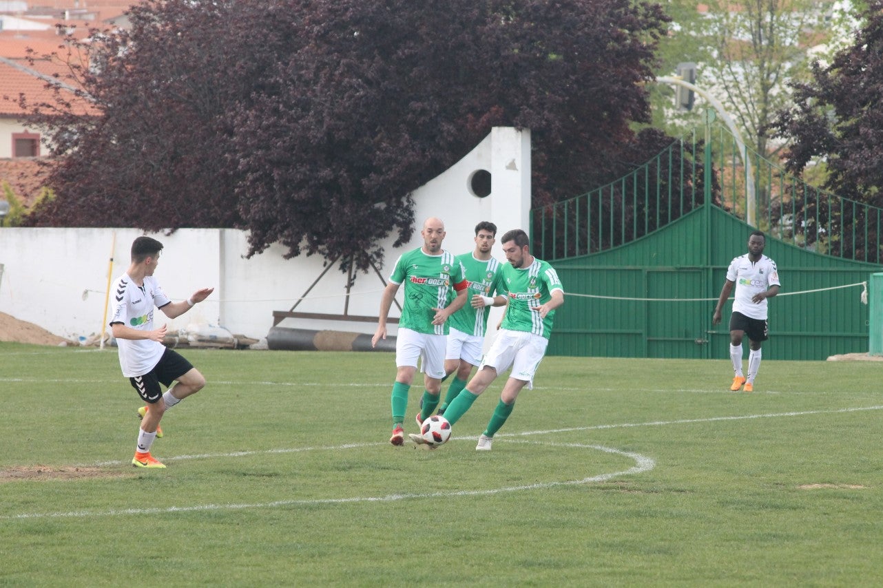 Imágenes del encuentro de la trigesimoprimera jornada de Tercera División disputado en el Municipal de San roque y que acabó con 1-2 (31-03-2019)