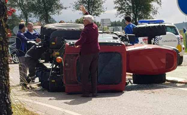 Algunos vecinos valverdeños en el lugar del suceso, junto al tractor accidentado