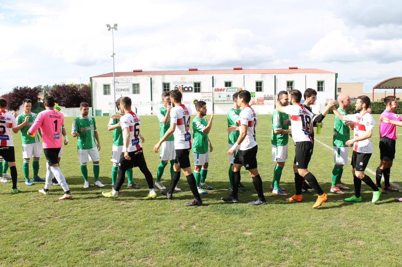 Imágenes del encuentro de la 33ª jornada de liga de la Tercera División disputado en el Municipal de San Roque y que finalizó con 2-1 (14-04-2019)