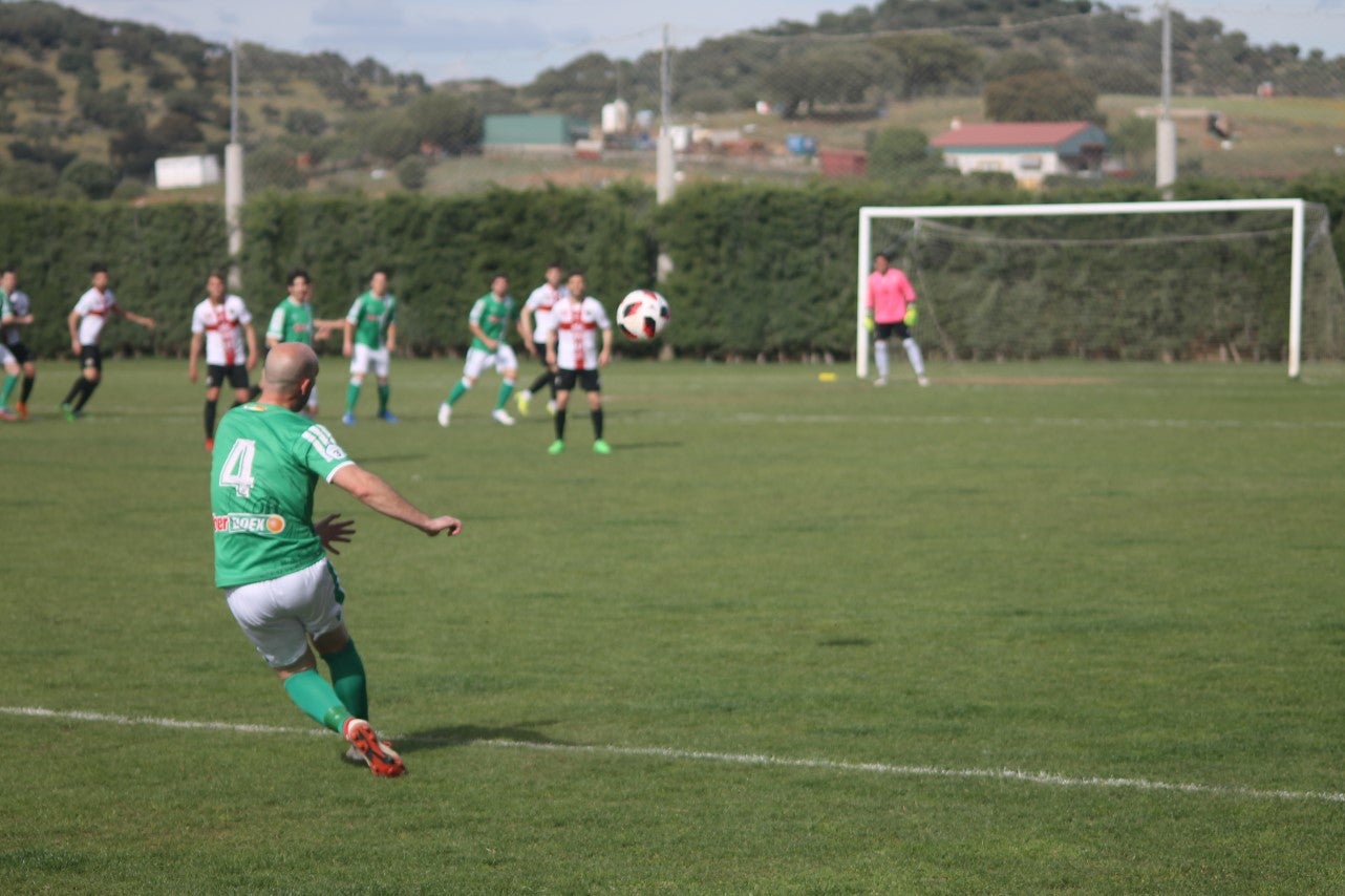 Imágenes del encuentro de la 33ª jornada de liga de la Tercera División disputado en el Municipal de San Roque y que finalizó con 2-1 (14-04-2019)