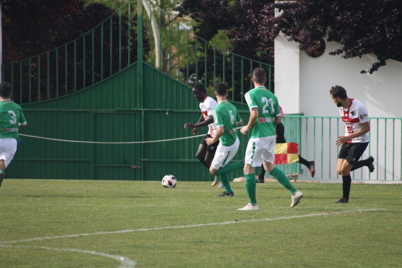 Imágenes del encuentro de la 33ª jornada de liga de la Tercera División disputado en el Municipal de San Roque y que finalizó con 2-1 (14-04-2019)