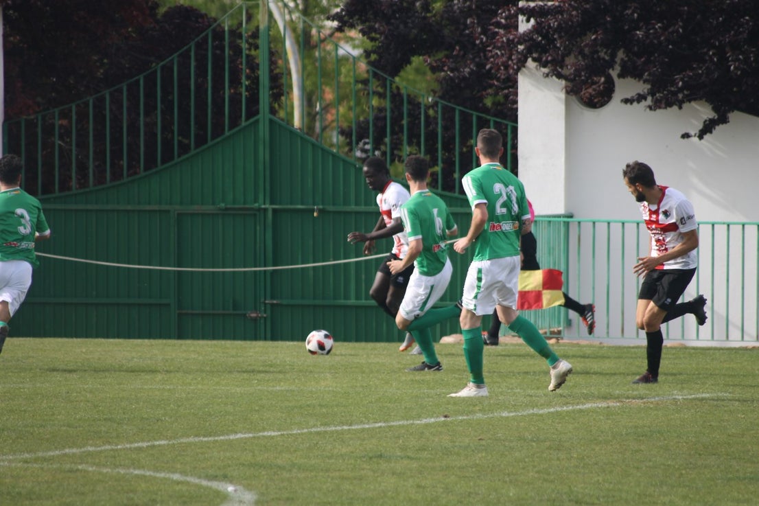 Imágenes del encuentro de la 33ª jornada de liga de la Tercera División disputado en el Municipal de San Roque y que finalizó con 2-1 (14-04-2019)