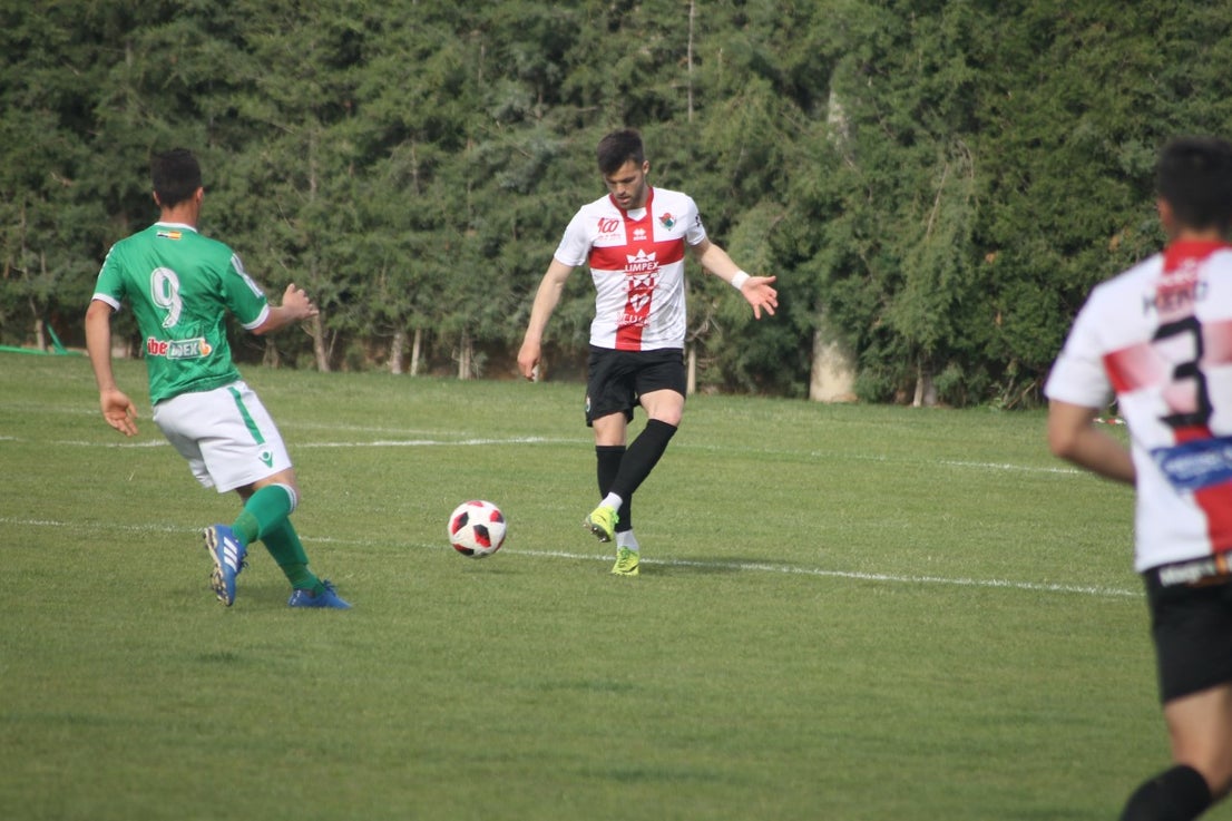 Imágenes del encuentro de la 33ª jornada de liga de la Tercera División disputado en el Municipal de San Roque y que finalizó con 2-1 (14-04-2019)