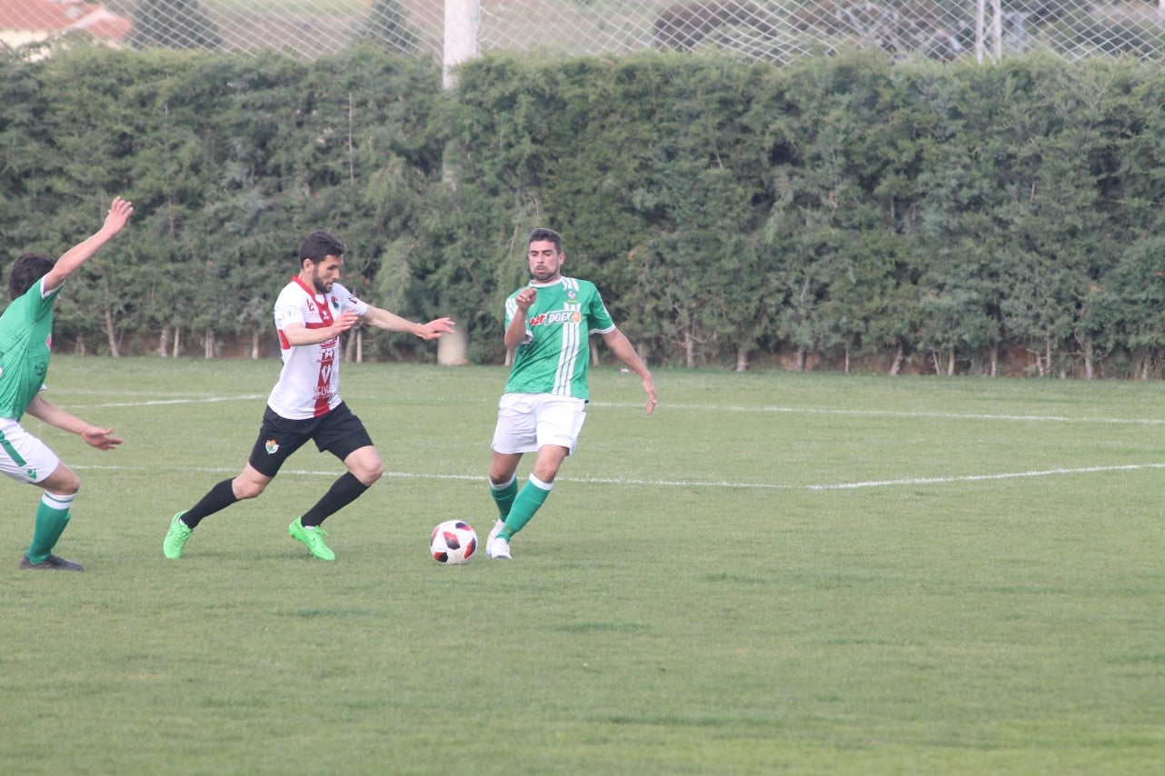 Imágenes del encuentro de la 33ª jornada de liga de la Tercera División disputado en el Municipal de San Roque y que finalizó con 2-1 (14-04-2019)