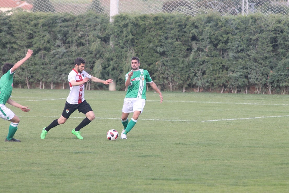 Imágenes del encuentro de la 33ª jornada de liga de la Tercera División disputado en el Municipal de San Roque y que finalizó con 2-1 (14-04-2019)