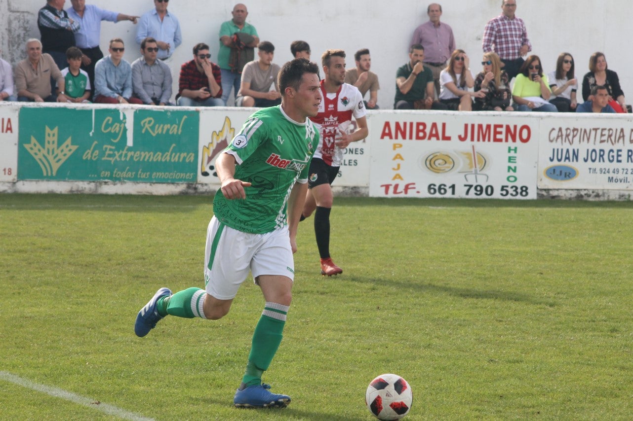 Imágenes del encuentro de la 33ª jornada de liga de la Tercera División disputado en el Municipal de San Roque y que finalizó con 2-1 (14-04-2019)